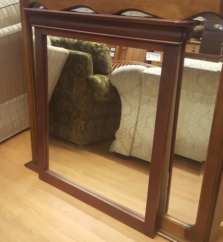 Зеркало малое в деревянной раме.