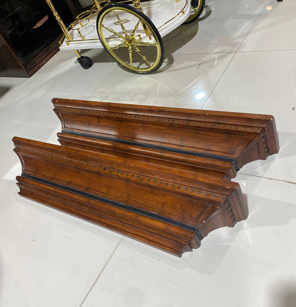 Декоративная полка с кожаной отделкой.