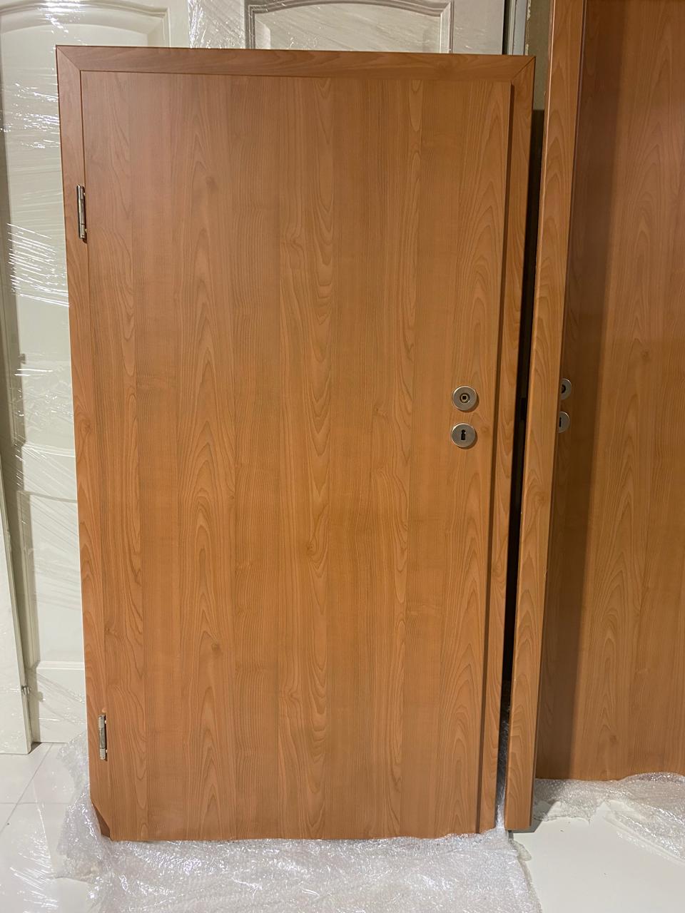 Дверь межкомнатная с коробкой низкая, вишня (ламинат).