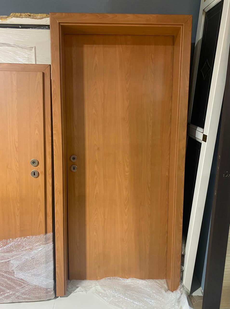 Дверь межкомнатная с коробкой, вишня (ламинат).