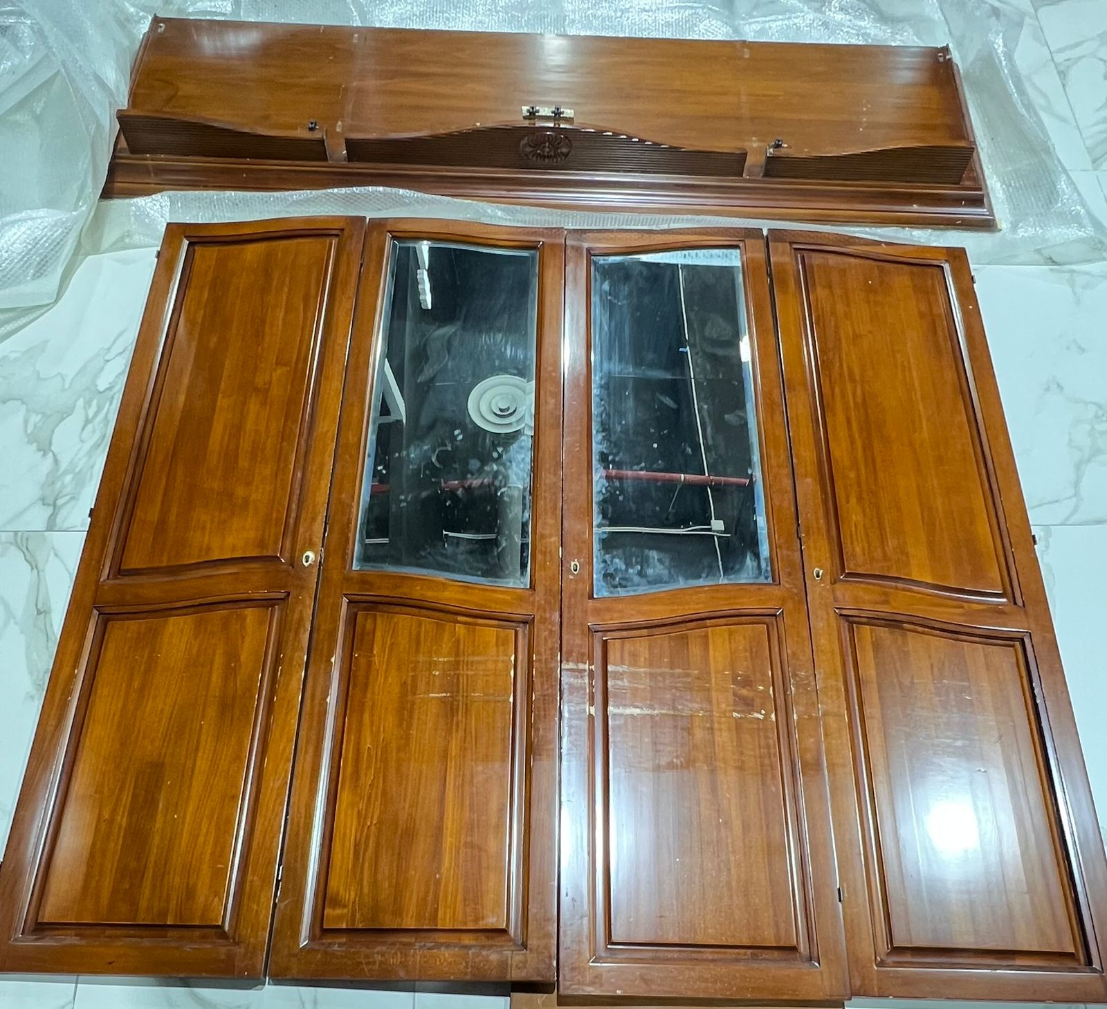 Шкаф из массива итальянского ореха.