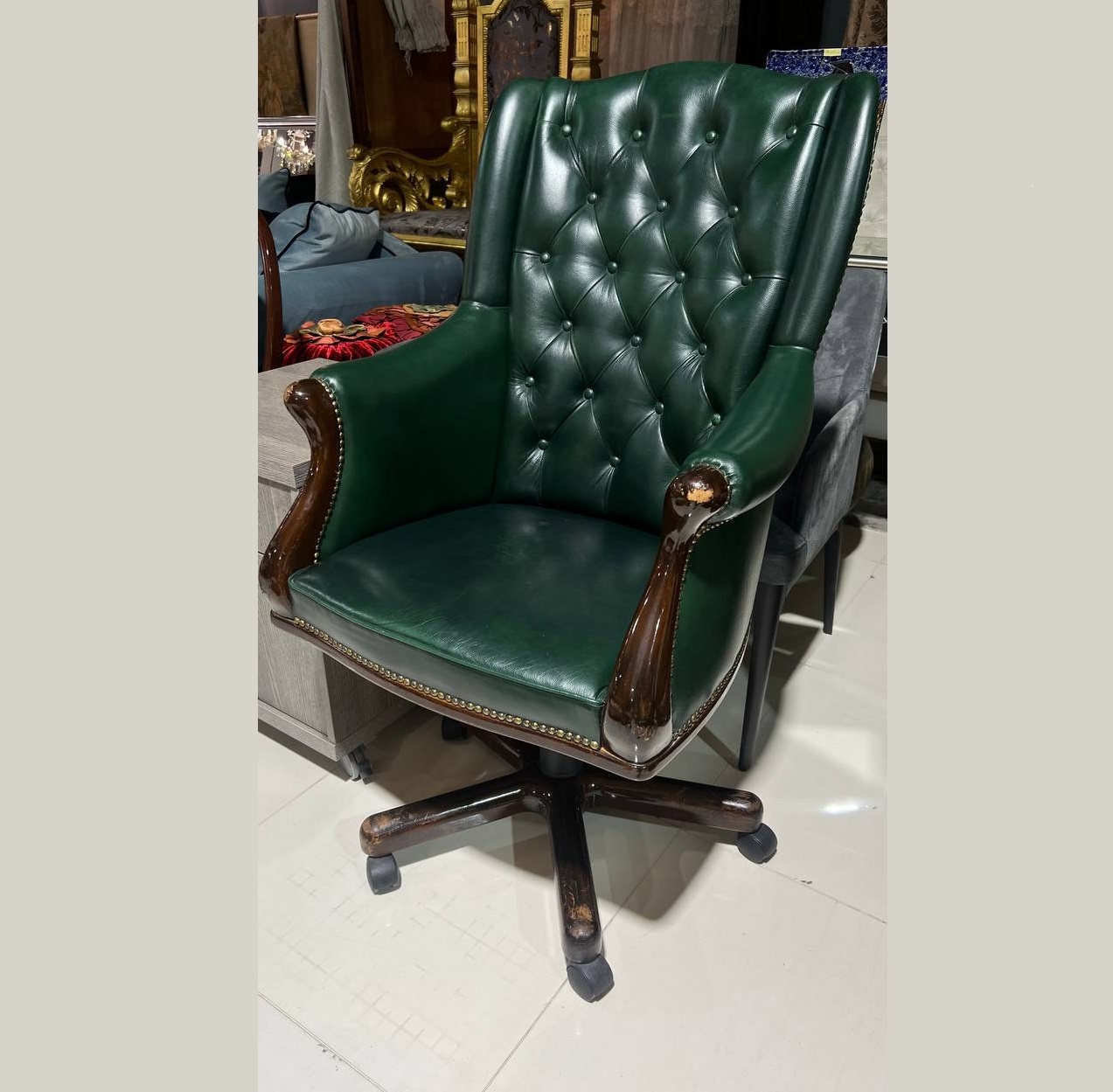 Кабинетное кожаное кресло