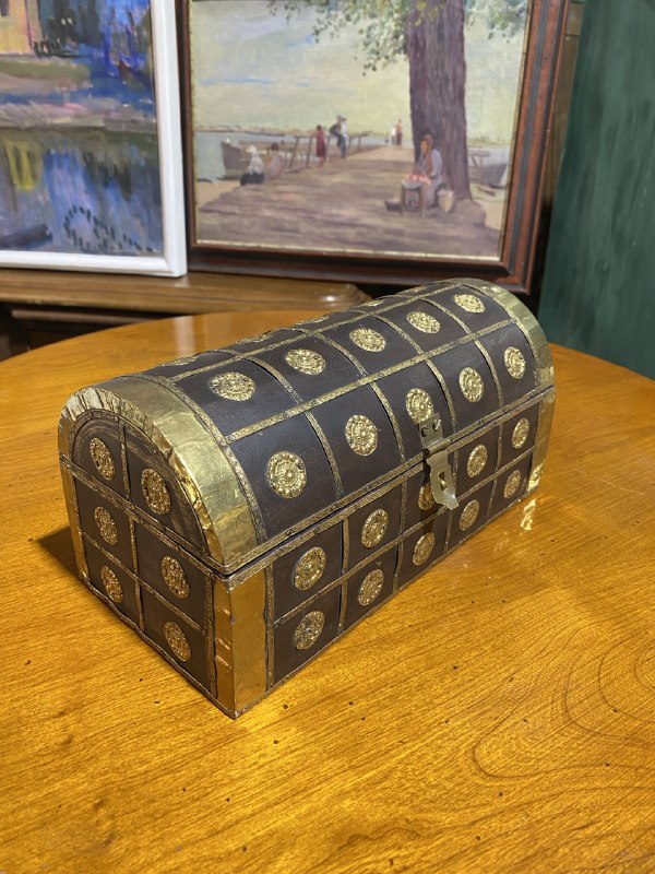 Деревянная шкатулка