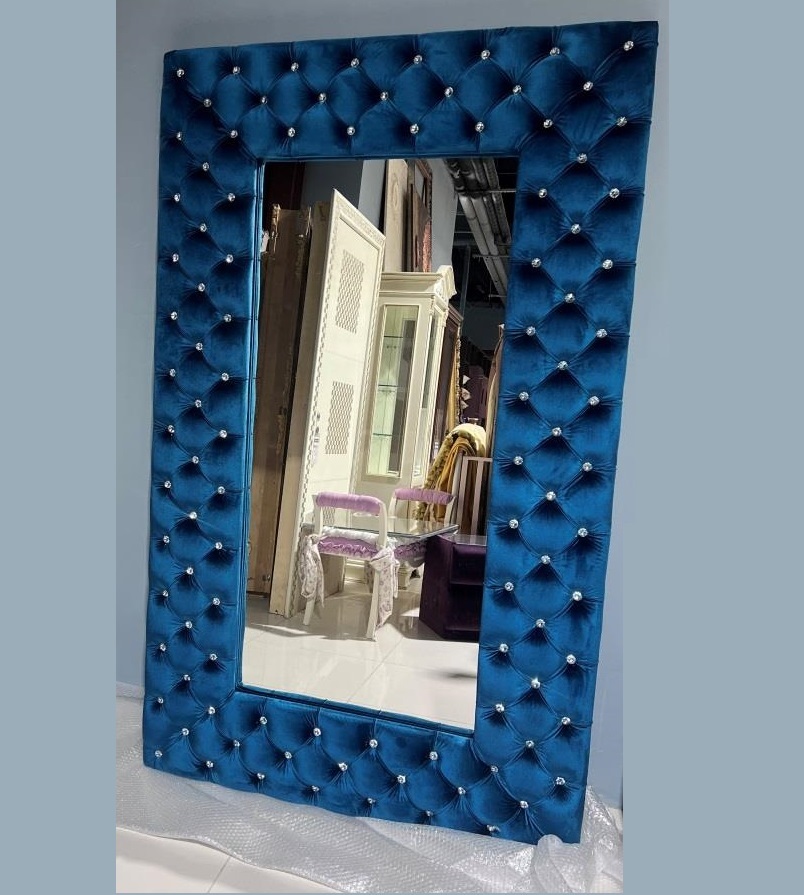 Интерьерное зеркало в мягкой раме