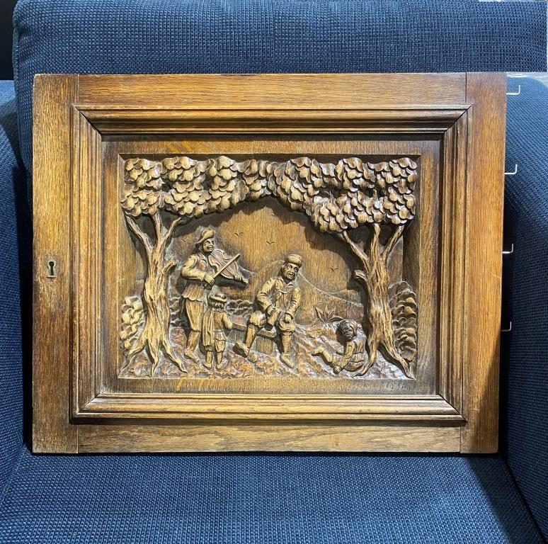 Резная деревянная панель