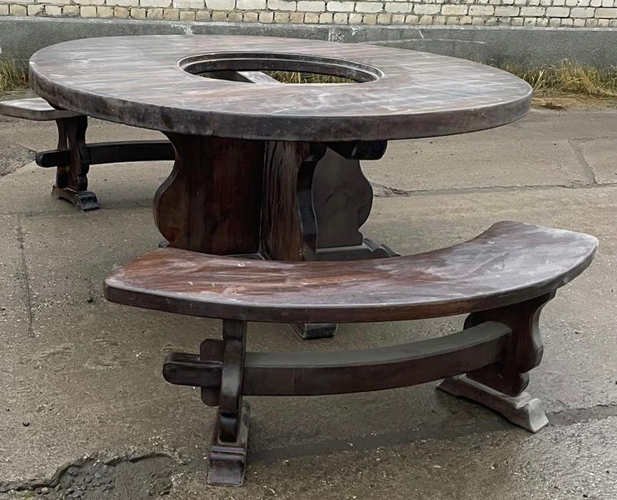 Комплект садовой мебели: круглый стол + радиусные скамейки.