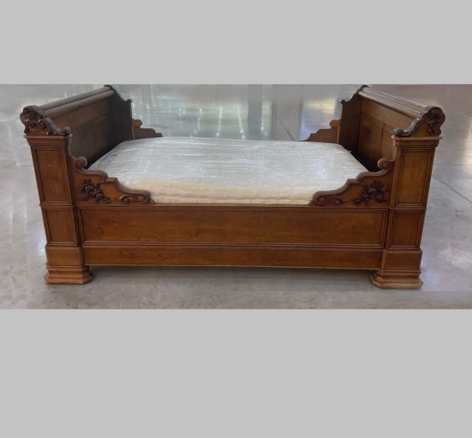 Кровать антикварная из французского дуба с цветочной резьбой.