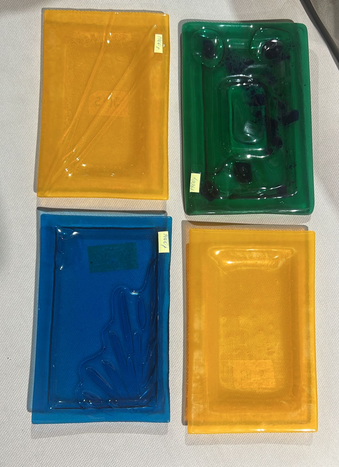 Блюдо малое декоративное из цветного стекла, ручная работа.